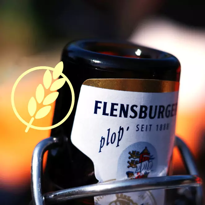 Bügelverschlussöffnung einer Flasche Flensburger Pilsener, davor ein Ährensymbol.