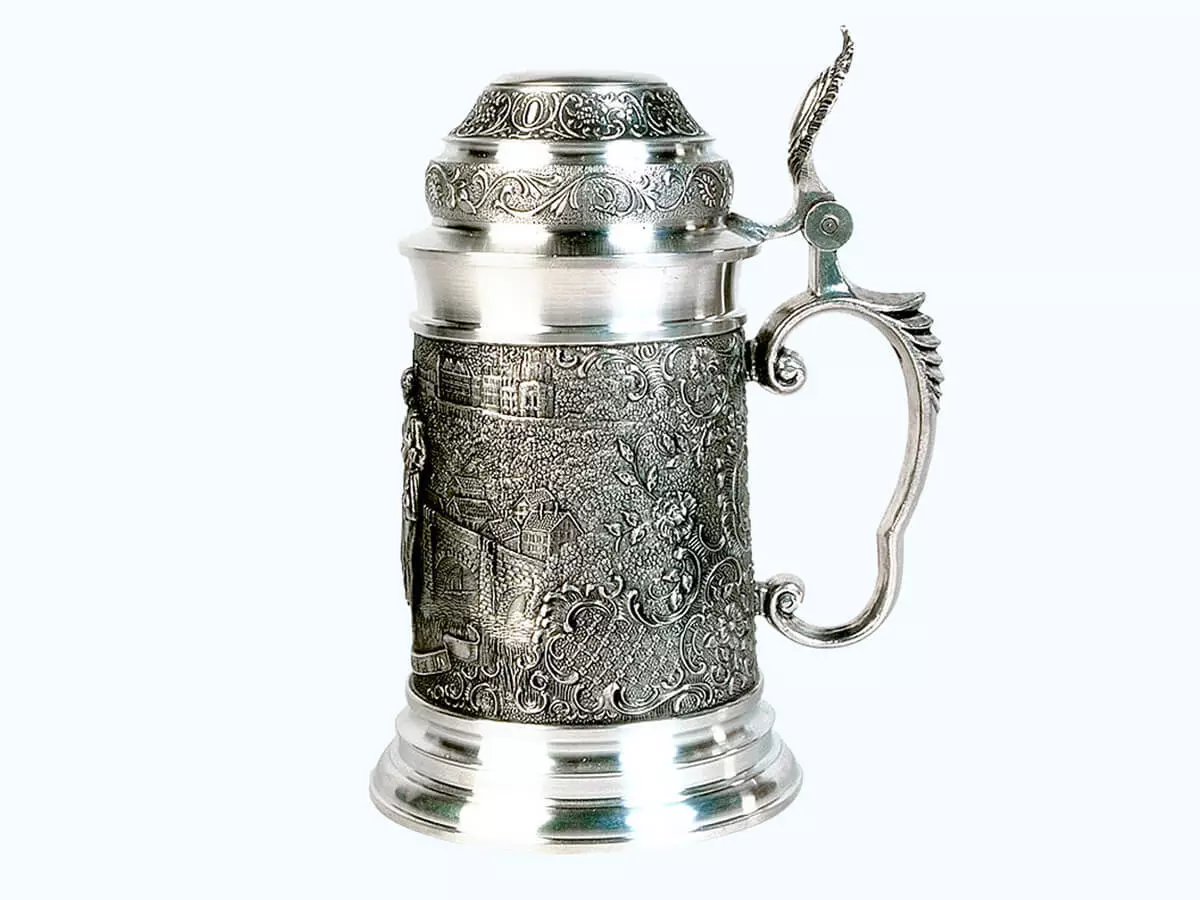 Verzierter Bierkrug aus Zinn mit Deckel.