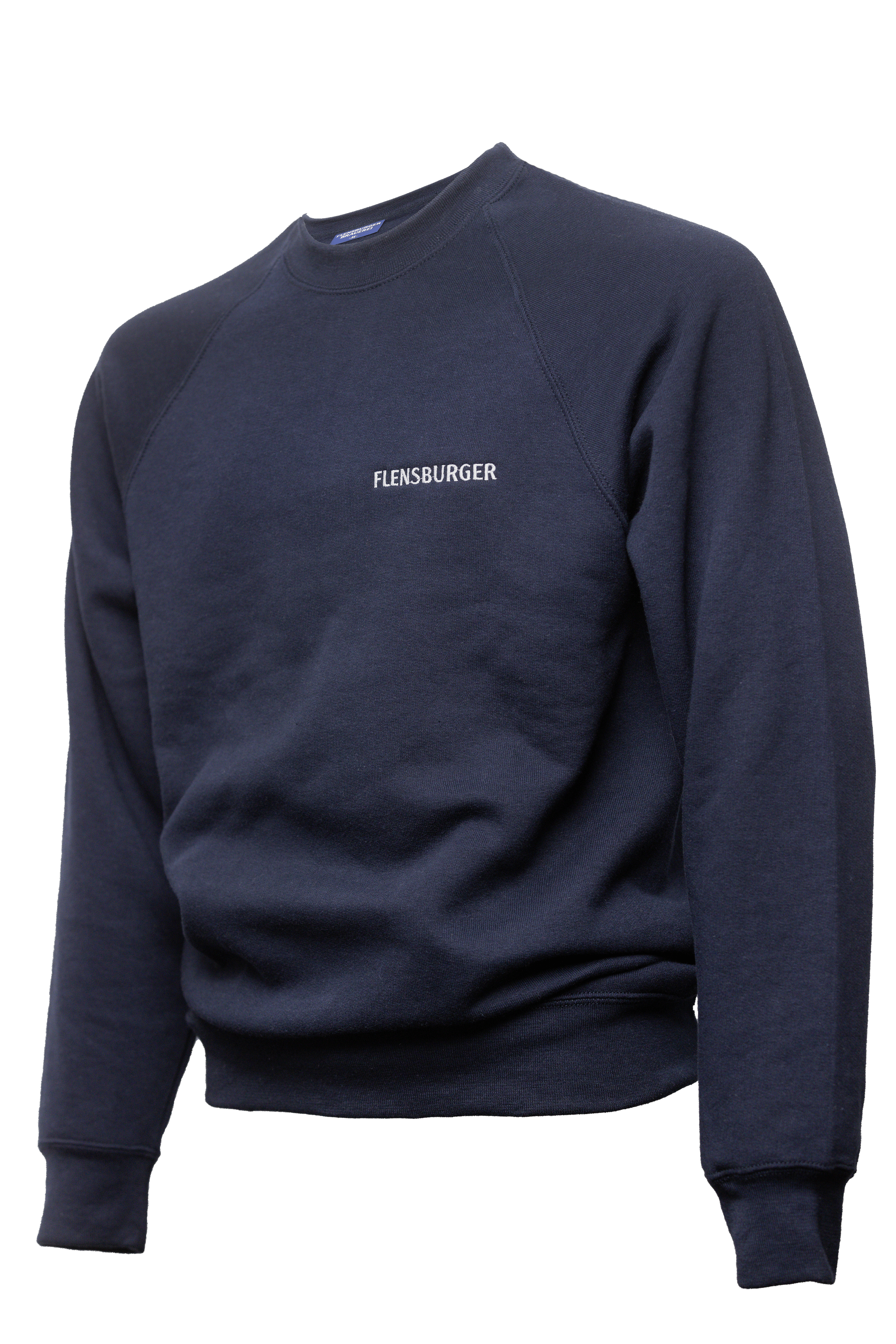 Dunkelblauer Langarm-Pullover mit Rundhalsausschnitt und dem weißen Schriftzug „FLENSBURGER“ rechts auf der Brust.