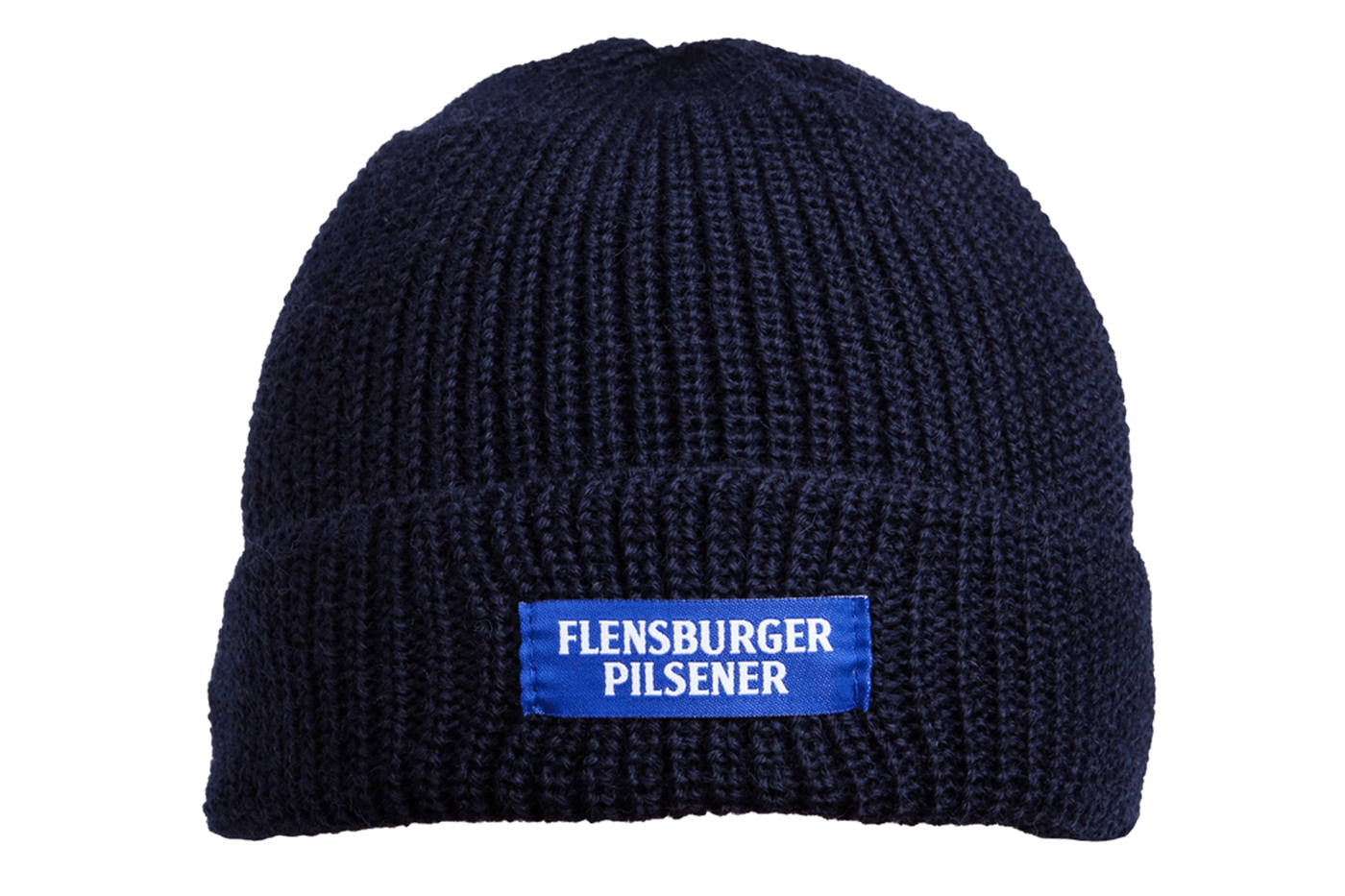 Dunkelblaue Strickmütze mit Umschlag. Auf dem Umschlag ist ein blaues Stoffetikett mit weißer Schrift, das "FLENSBURGER PILSENER" zeigt.