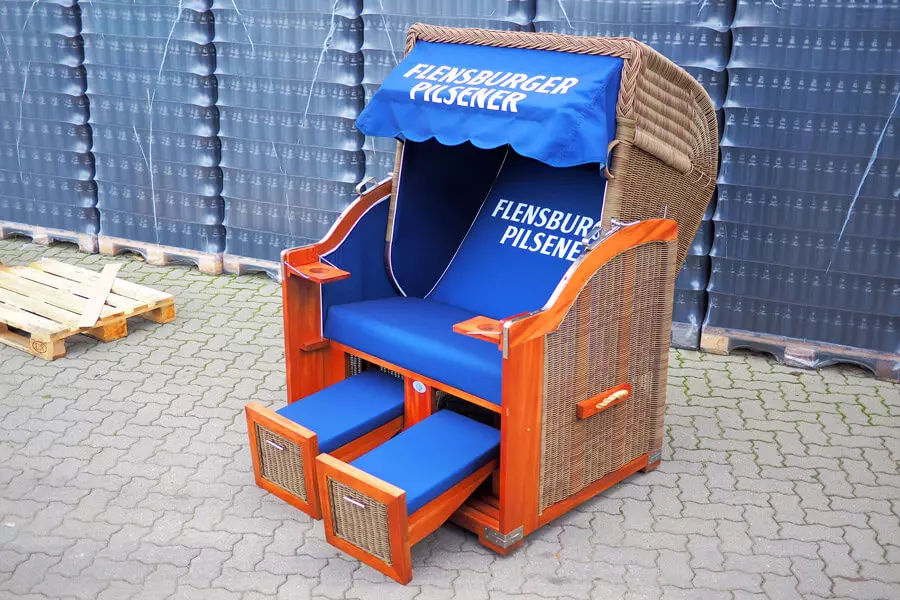 Der FLENS Strandkorb vor Paletten Bier aufgebaut.