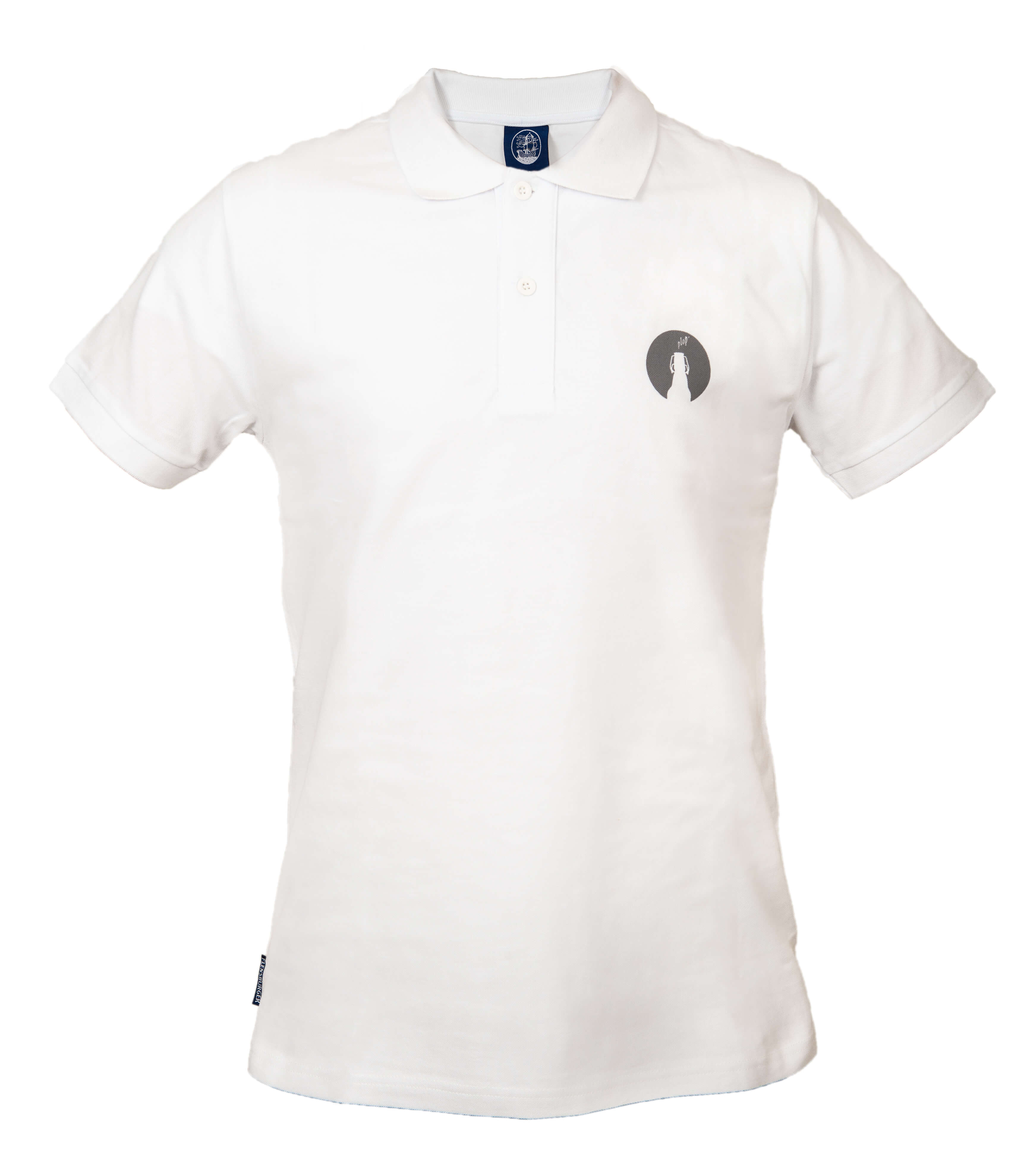 Weißes Poloshirt mit kurzem Arm, Kragen und zwei Knöpfen. Auf der linken Brust ist ein rundes, dunkles Logo mit einer weißen Flaschen-Silhouette abgebildet.