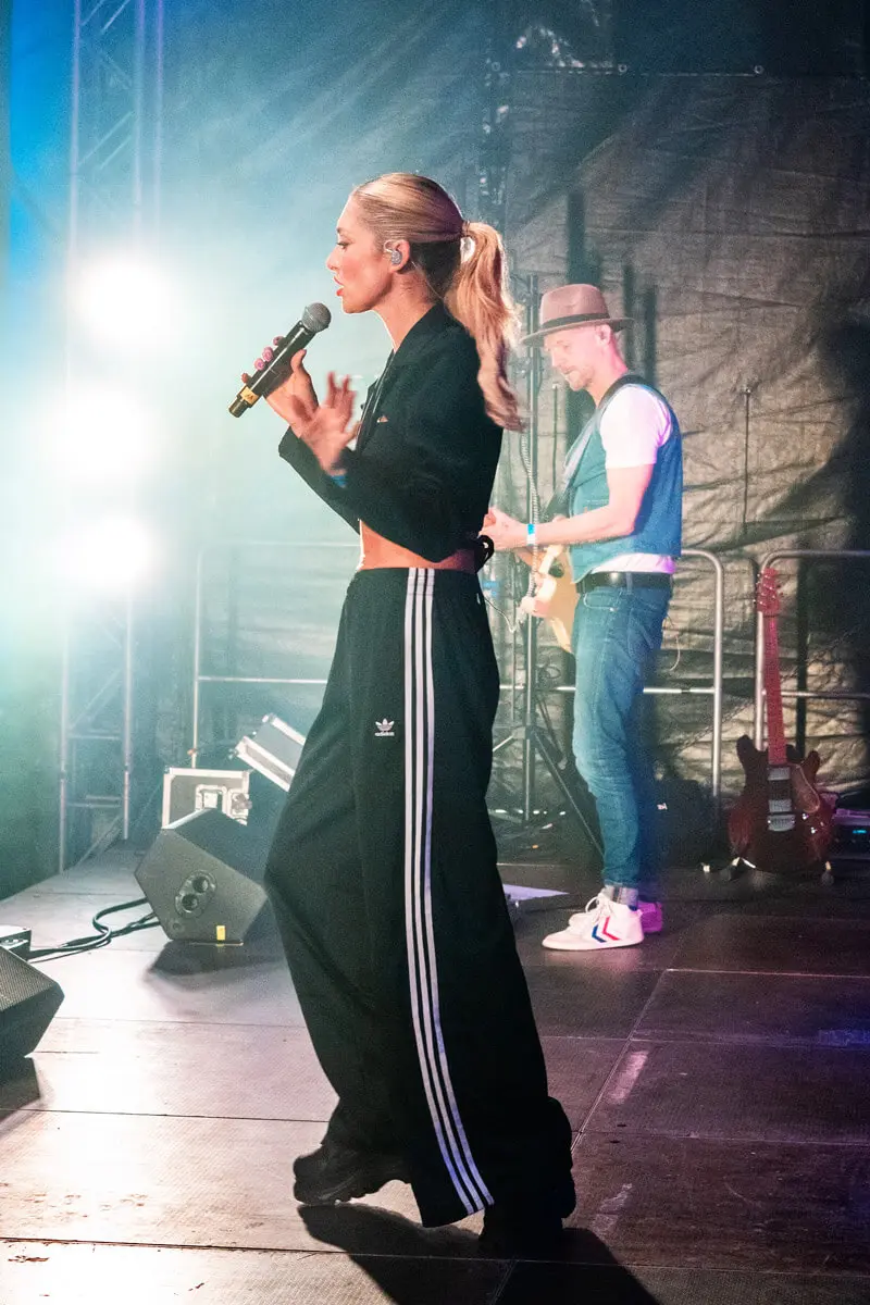 Sängerin der Partyband Decoy auf dem FLENS Festival 2025.