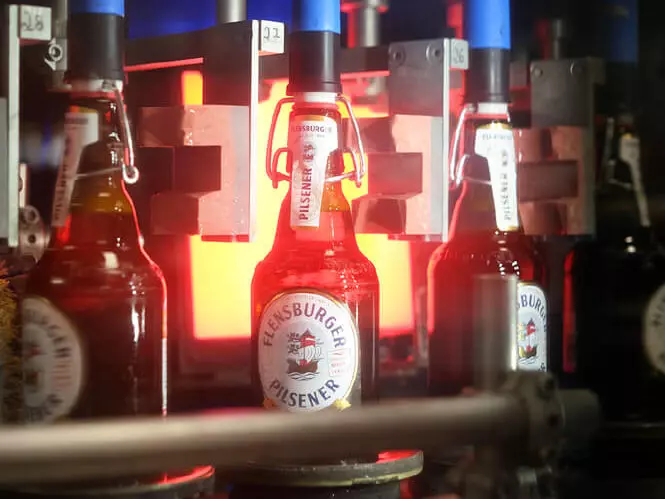 Bierflaschen in der Abfüllung im Scan.