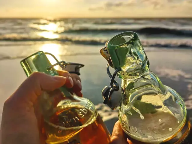 Es wird mit zwei Flaschen Flensburger Gold vorm Sonnenuntergang am Strand angestoßen.