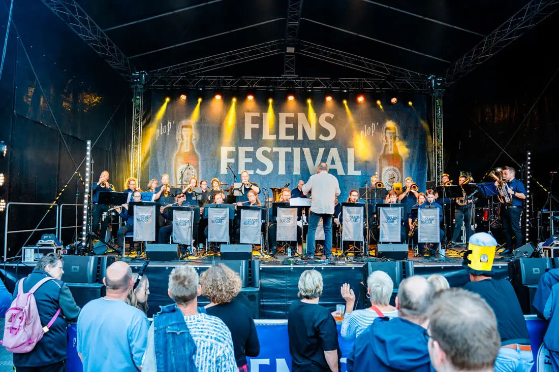 Die lokale Big Band Flensburger Stadtbläser auf dem FLENS Festival 2025.