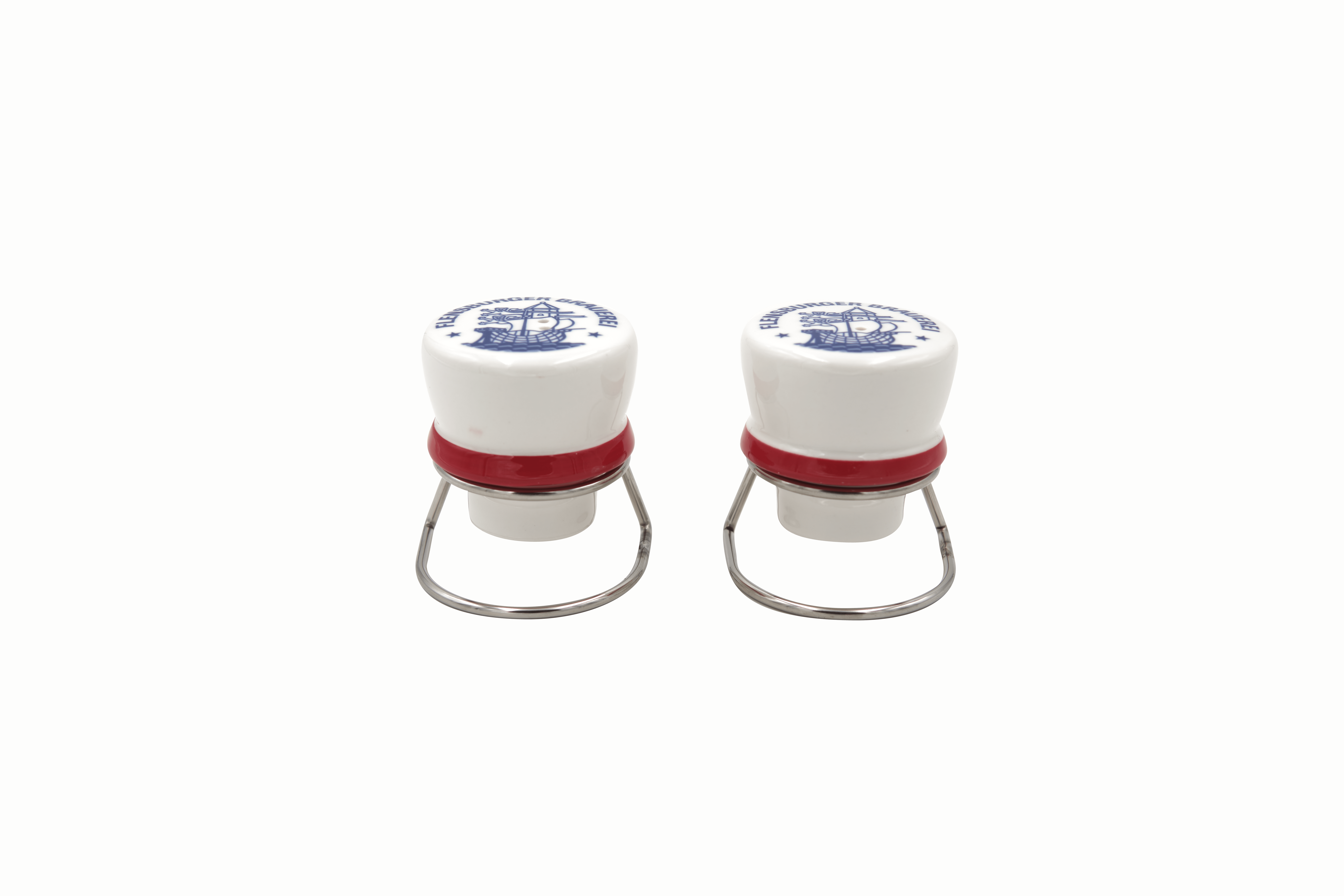 Zwei weiße Keramikverschlüsse mit rotem Dichtungsring und Metallbügel, oben mit blauem Leuchtturm-Logo und Text "FLEET STREET ANCHORAGE".