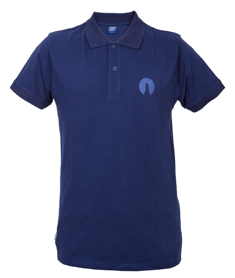 Dunkelblaues Poloshirt mit kurzem Arm und Kragen. Rechts auf der Brust ist ein rundes, dunkelblaues Nordlicht-Logo zu sehen, das eine Flaschen-Silhouette zeigt.