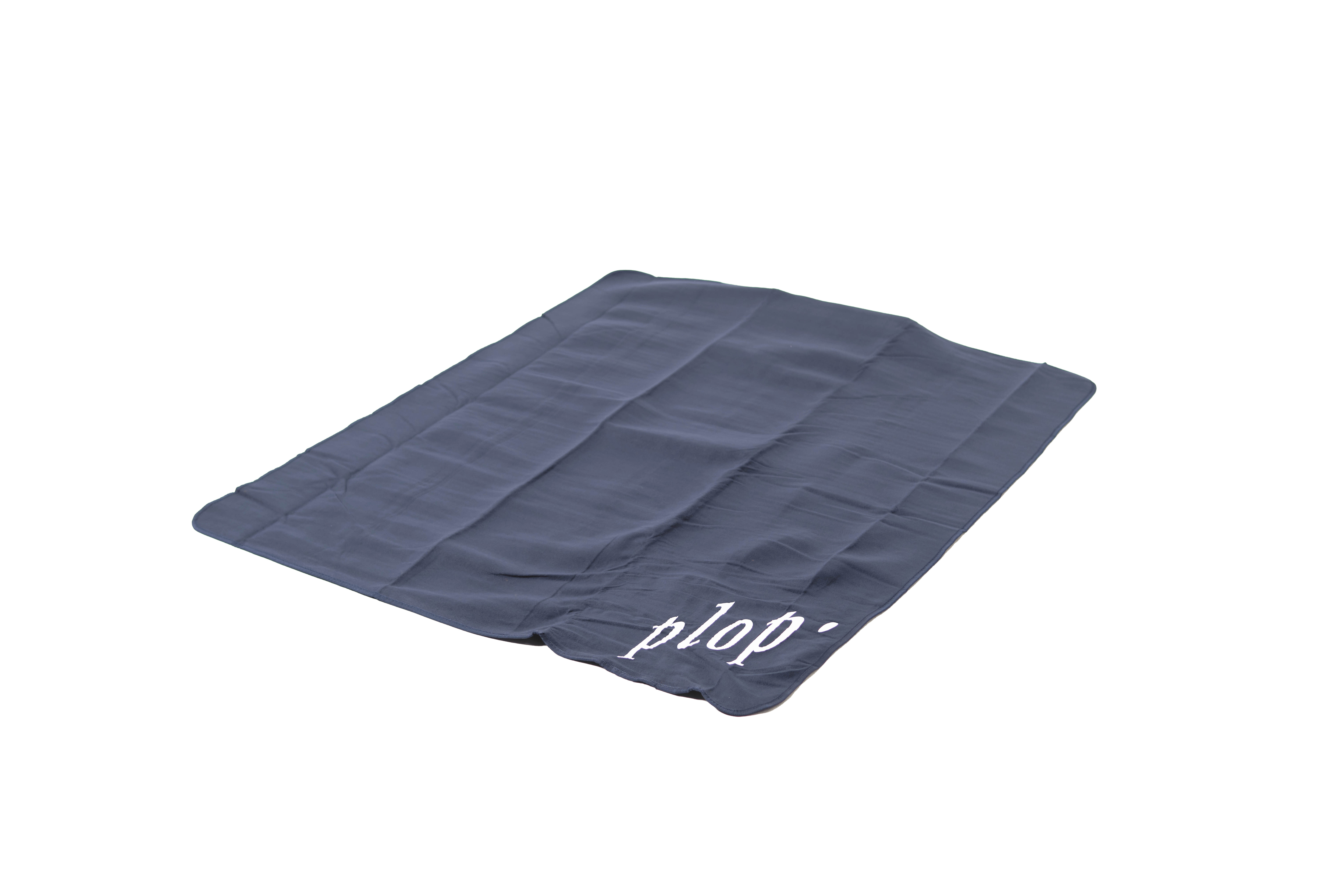 Dunkelblaue Stranddecke aus Fleece mit der weißen Aufschrift "plop" in der Ecke.