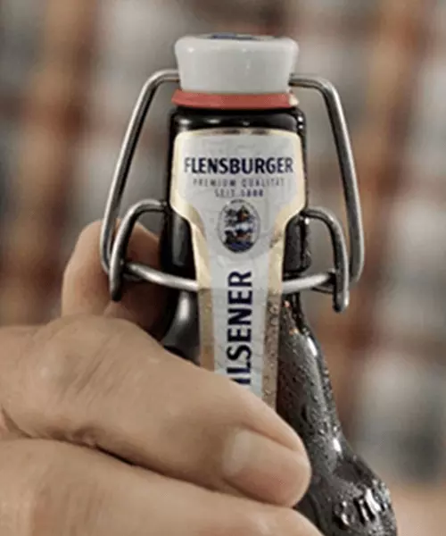 Flensburger Pilsener Flasche, die geöffnet wird.