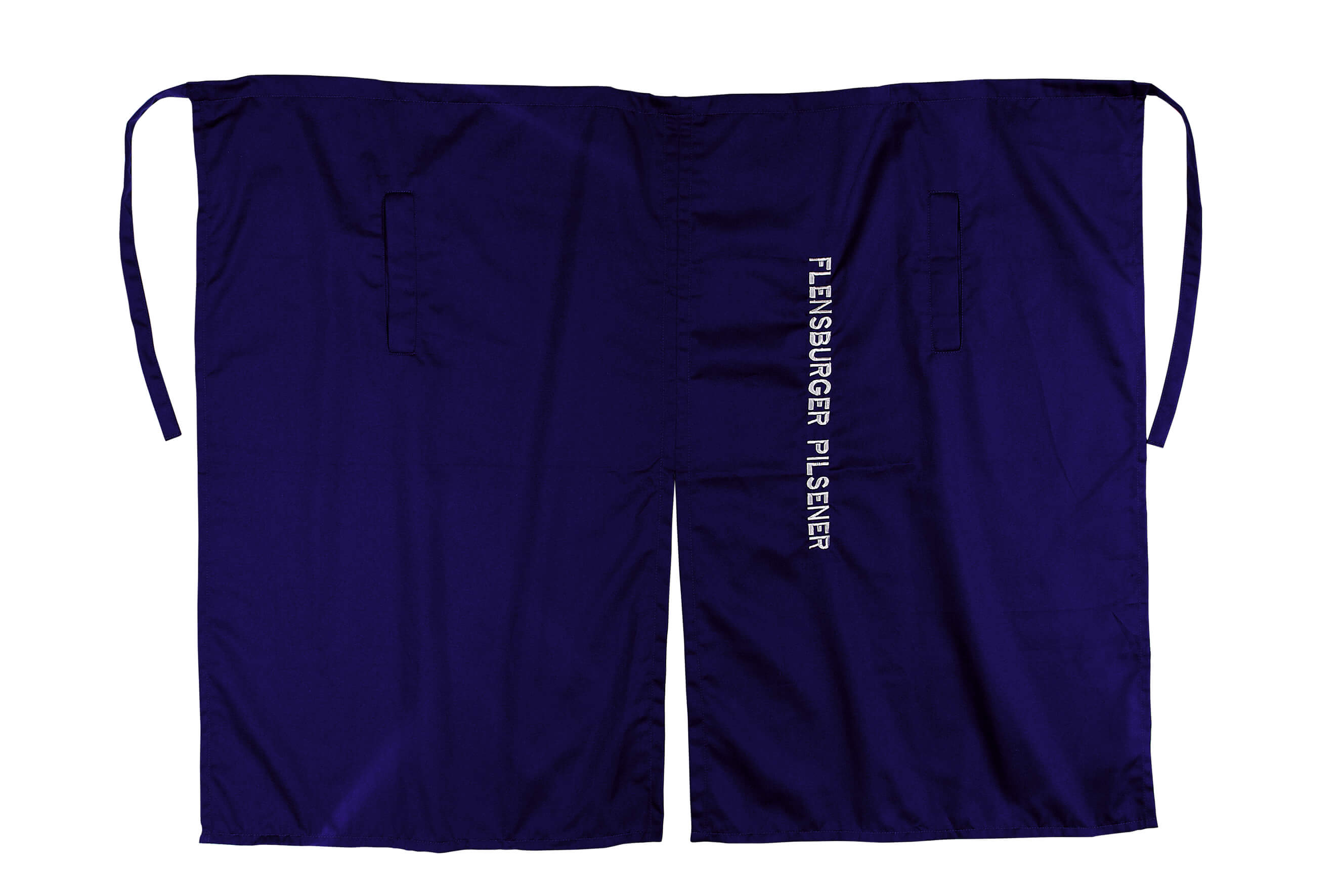 Blaue Bistroschürze mit zwei Taschen und seitlichen Bändern zum Binden. Auf der rechten Seite steht vertikal in weißer Schrift „FLENSBURGER PILSENER“.