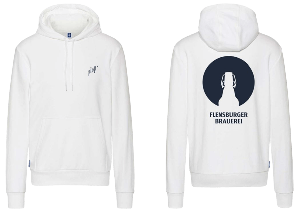 Weißer Kapuzenpullover mit der Aufschrift „plop“ auf der Vorderseite. Auf der Rückseite befindet sich ein Logo mit einer Flasche und dem Text „FLENSBURGER BRAUEREI“.
