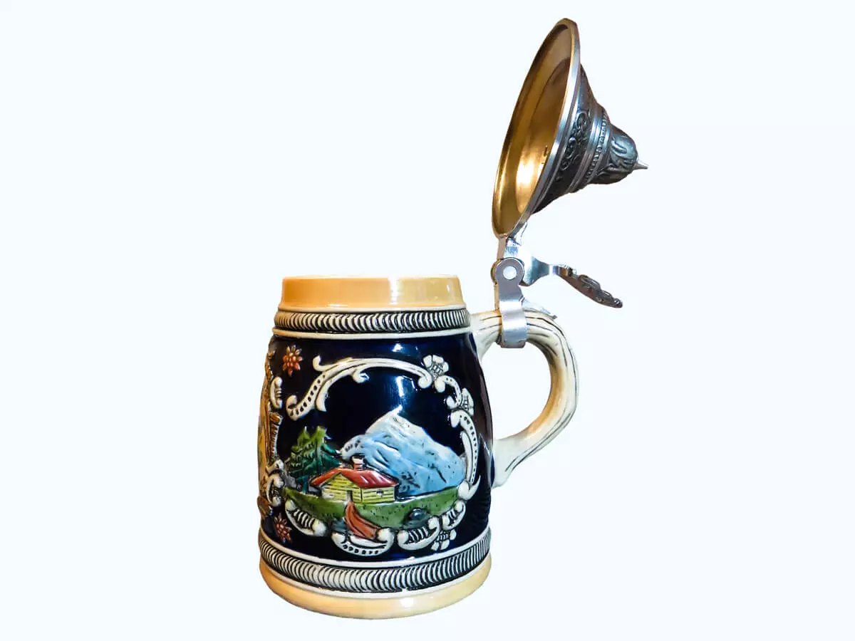 Verzierter Bierkrug aus Keramik mit Zinndeckel.