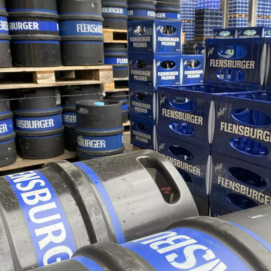 Flensburger Fässer und Kästen auf Paletten.