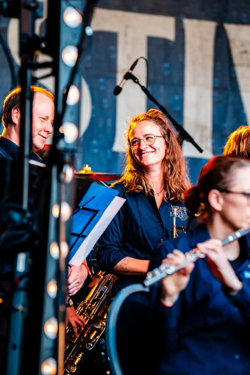 Mitglied der lokalen Big Band Flensburger Stadtbläser auf dem FLENS Festival 2025.