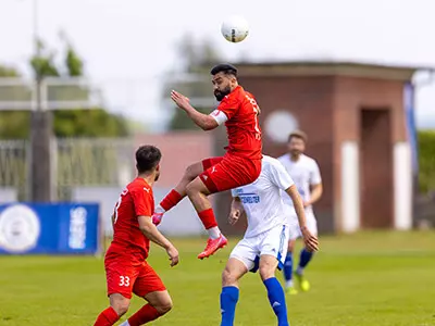 Ein Fußballspieler macht einen Kopfball.
